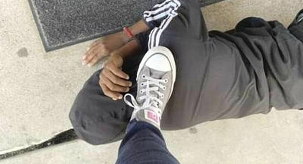 ABD'de siyah öğrencisinin ensesine ayağıyla basan öğretmen görevden uzaklaştırıldı