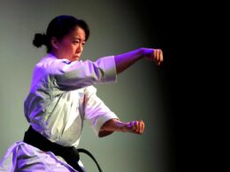 Japon kökenli Amerikalı kadın karateci, saldırıyı son aylarda ABD'ye musallat olan Asyalı karşıtı nefret söylemi ve şiddetin bir örneği olarak görüyor. KTLA'ya konuşan Kokumai "Sürmekte olan Asyalı karşıtı nefretin farkındaydım. Bunu neredeyse her gün haberlerde görüyorsunuz fakat egzersiz için genel olarak gittiğim bir parkta başıma geleceğini düşünmemiştim" ifadelerini kullandı. Asyalı karşıtı nefret suçları, Kovid-19'un ABD'yi etkilemesinden bu yana ciddi şekilde arttı. Nefret ve Aşırılık Çalışmaları Merkezi'ne (Kaliforniya Eyalet Üniversitesi'ne bağlı bir araştırma merkezi -ed.n.) göre bu tip suçlar, 2019'dan 2020'ye kadar ülkenin en büyük 16 şehrinde iki kattan fazla artş gösterdi. Rahatsız edici eğilim geçen ay, Georgia eyaletindeki Atlanta şehrinde gerçekleşen toplu silahlı saldırıda, öldürülen 8 kişi arasında Asya kökenli 6 kadının yer almasıyla gündeme gelmişti. Kokumai hala başına gelenleri kavramaya çalıştığını fakat benzer bir saldırıya tanıklık eden herkese bir mesajı olduğunu söylüyor: Öfkeliydim, hayal kırıklığına uğramıştım, kafam karışmıştı, korkmuştum ama aynı zamanda insanların nasıl bu kadar soğuk olabileceğini görmek ve deneyimlemek beni çok üzdü. Lütfen birbirinize destek olun. Lütfen birbirinizi kollayın.