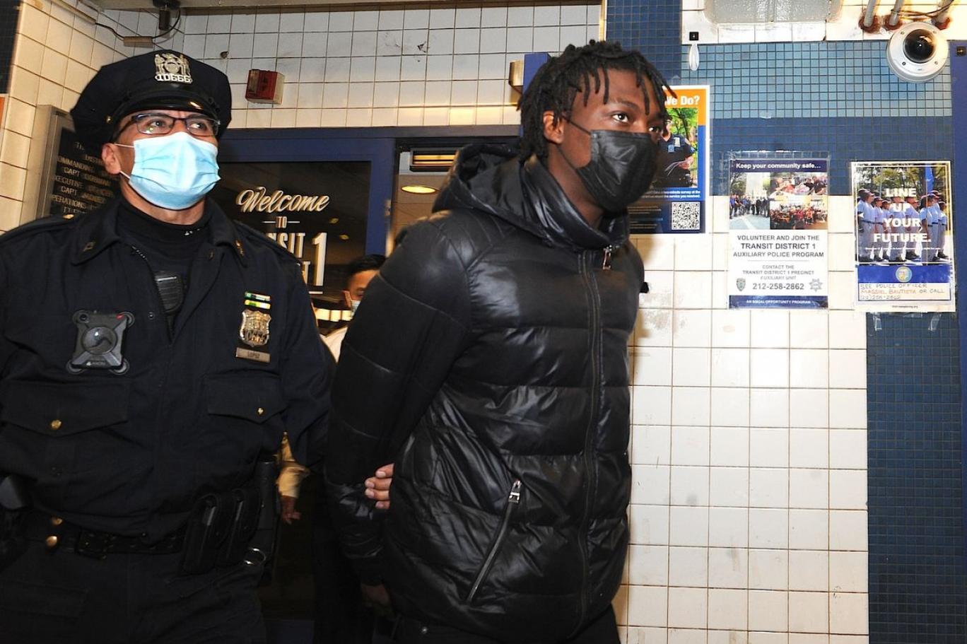 18 yaşındaki genç, New York metrosunda kalaşnikofla yakalandı