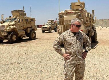 ABD'li generalden YPG'ye destek pozu: 'Arkamdaki Bradley'lere bakın'