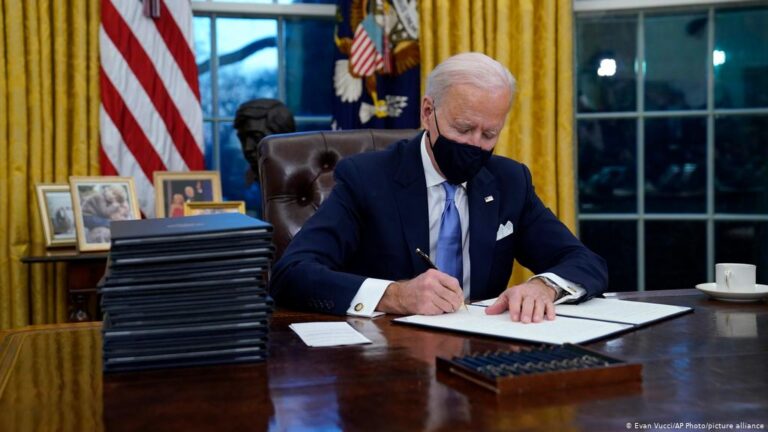ABD yönetimi, Trump döneminde Meksika sınırında ayırılan göçmen aileleri yeniden birleştirmeye başladı
