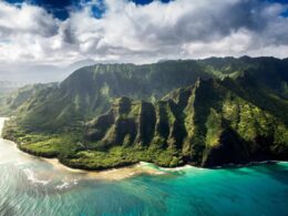 Ünlü milyarder, Kauai'deki Larsen Plajı'nda bulunan 3 parsellik yalı boyundaki arsayı kâr amacı gütmeyen Waioli Corporation'dan hiç düşünmeden aldı. Haberlere göre plaja ulaşan yol satışa dahil edilmedi ve halka açık kalacak. "Lepeuli ahupua'a" olarak bilinen mülk, Waioli Corporation'a göre "değiştirilmemiş doğal yaşam alanlarındaki çeşitli resif, deniz, kuş, bitki örtüsü ve tarihi koleksiyonlara" ev sahipliği yapıyor. Waioli Corporation Başkanı Sam Pratt, Pacific Business News'e verdiği demeçte, "Bu toprağın Mark'la Priscilla'nın güvenilir ellerinde olacağını ve onların bugün ve gelecekte Lepeuli'nin sorumluluk sahibi yöneticileri olarak hareket edeceğini biliyoruz" dedi. Bu satın almayla birlikte Zuckerberg'in Hawaii'de sahip olduğu araziler 5 bin 259 dönüme çıktı. Zuckerberg, 2015'te Kauai'de 2 bin 832 dönümlük bir arazi satın almış fakat mülk üzerinde küçük parsellere sahip bazı ailelerle sorunlar yaşamıştı. Sözkonusu kişiler "Kamaaina aileleri" ya da topraklarını resmi tapu olmadan miras alan yerli Hawaii ailelerinin torunları olarak biliniyor. Teknoloji kralı, aileleri topraklarını aleni müzayedede satmaya zorlayıp onları [mülklerden] atmak için bir dizi dava açarak riskli bir hamle yapmıştı. Zuckerberg sonunda davaları düşürdü ve adanın gazetesinde özür dileyen bir köşe yazısı yazarak "hatasını" kabul etti. Yeni mülkündeki arazi şu anda Paradise Ranch'e kiralanmış halde ve Facebook CEO'su kimseyi toprağından atmayı planlamadığını çabucak söyledi. Zuckerberg ve Chan, Pacific Business News'e yaptıkları açıklamada, "Waioli, muhafaza ve kültürel korumayı teşvik eden önemli çalışmalar yapıyor ve biz de bu topraklara dair miraslarına karşı duyarlıyız" dedi. Paradise Ranch'le yapılmış halihazırdaki çiftlik kira anlaşmasını korumaya ve mevcut tarım tahsisini genişletmeye kararlıyız.