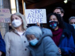 New York'ta maskesini çıkarmayan Asyalı kadına çekiçli saldırı