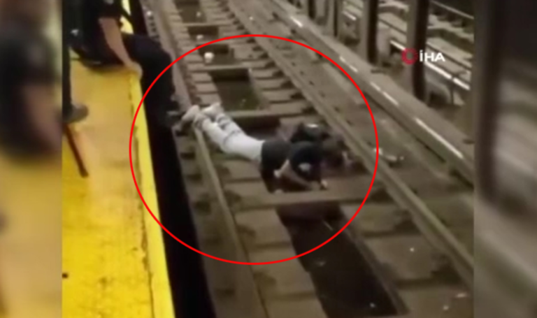 New York metrosunda raylara düşen yolcu son anda kurtarıldı