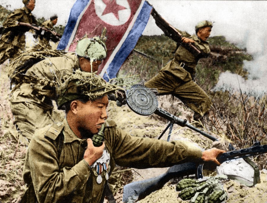 1950'de Kuzey Kore ordusu 38. paraleli geçti ve güneye doğru saldırdı. Sovyet silahları ve askeri danışmanları ile askeri yetenekleri Güney Kore ordusundan çok daha üstündü ve ilk saldırıları şiddetliydi ve geri püskürtülmesi imkansızdı.