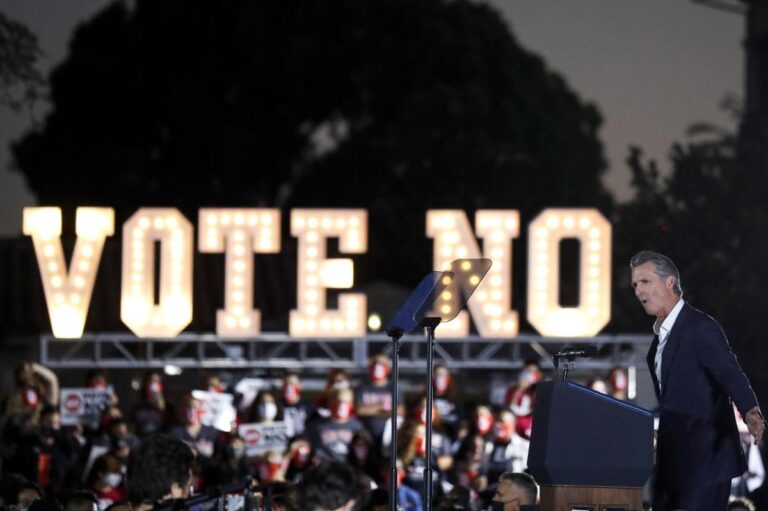 California Valisi Gavin Newsom, referandum sonucunda görevinde kaldı