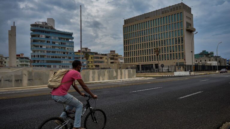Biden, Havana Sendromu mağdurlarına daha iyi tıbbi hizmet için hazırlanan kanunu imzaladı