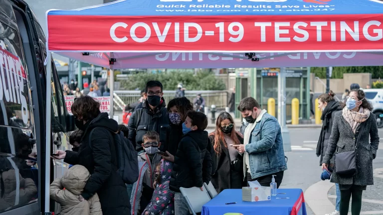 Kovid-19 vakalarının hızla yükseldiği New York’ta ücretsiz test kiti dağıtıldı