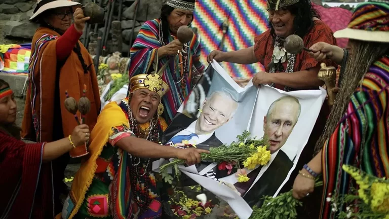 Perulu şamanlardan Putin ve Biden’ın portreleriyle ayin: Ukrayna krizinin bitmesi için dua ettiler