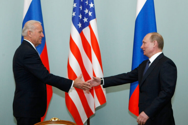 Peskov: Putin ve Biden, Rusya’nın kırmızı çizgilerini konuşacak