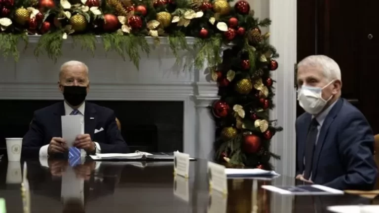 Omicron: Beyaz Saray Sağlık Danışmanı Fauci’ye göre Noel seyahatleri varyantın yayılmasını hızlandıracak