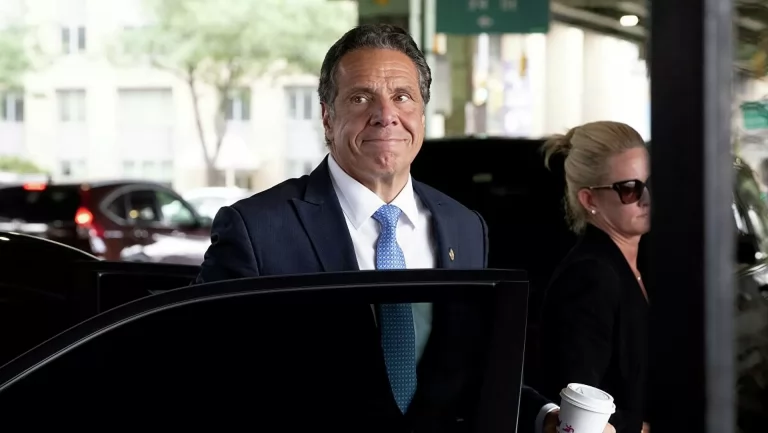 Eski New York Valisi Cuomo, bakımevlerindeki Kovid-19 ölümleriyle ilgili suçlanmayacak