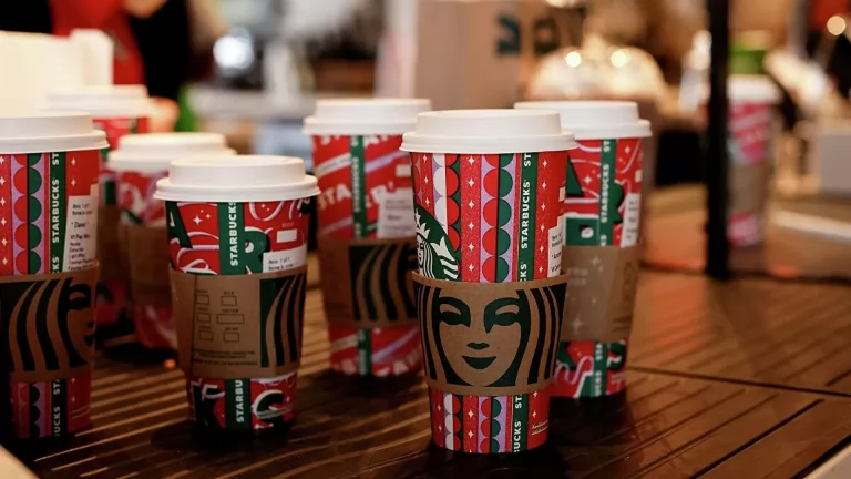 ABD’de Starbucks, çalışanlarına aşı ya da her hafta PCR testi zorunluğu getiriyor