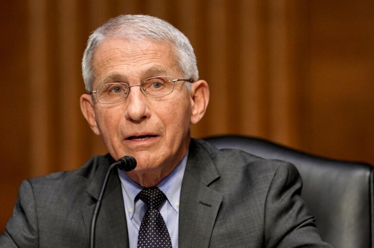 Fauci’nin açık kalan mikrofonda patlaması, bir pandemi politize edildiğinde olacak şeydir