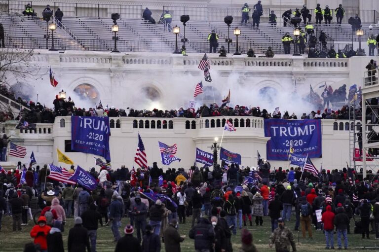 Trump’tan Kongre baskınının arkasında federal ajanların olduğunu öne süren komplo teorisine destek