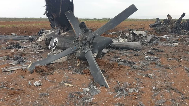 ABD’nin Suriye’deki IŞİD operasyonunda imha ettiği helikopter görüntülendi￼