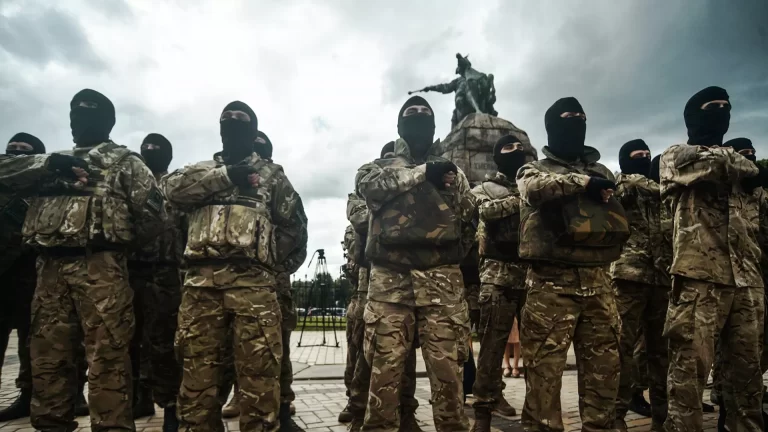 Amerikalı eski istihbarat subayı Ritter: ABD ve İngiliz ordusu Ukraynalı neo-Nazileri eğitti
