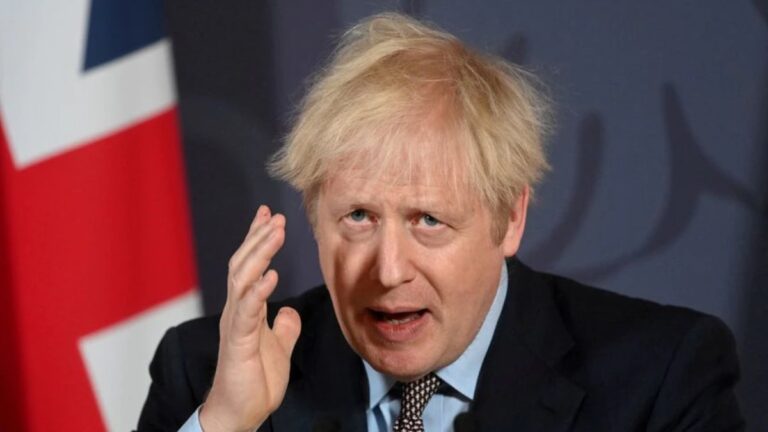 Bu sefer tankların önünde konuştu! İngiltere Başbakanı Johnson: Rus güçleriyle savaşa girmeyeceğiz