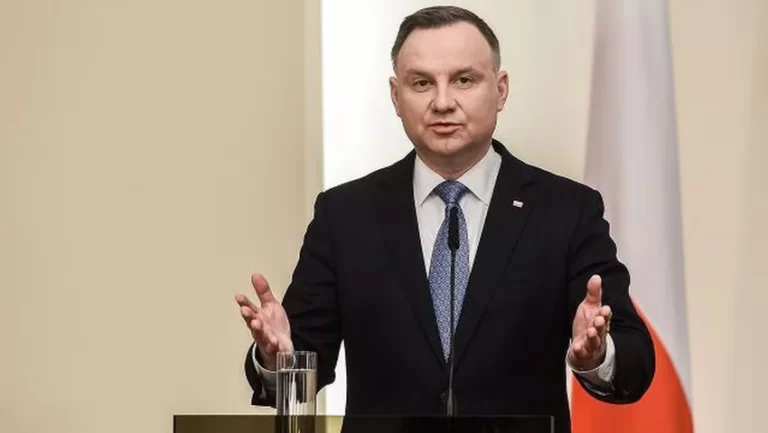 Polonya Devlet Başkanı’nı Duda’nın uçağı Varşova’ya acil iniş yaptı