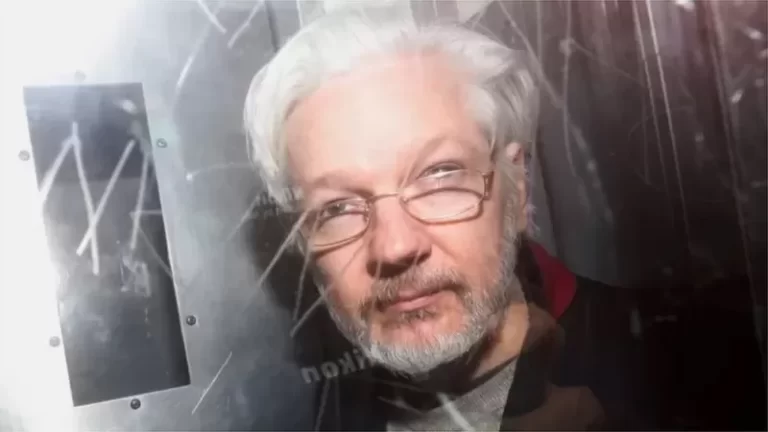 Julian Assange: İngiltere’de mahkeme Assange’ın ABD’ye iadesine onay verdi, İçişleri Bakanı Patel’in kararı bekleniyor