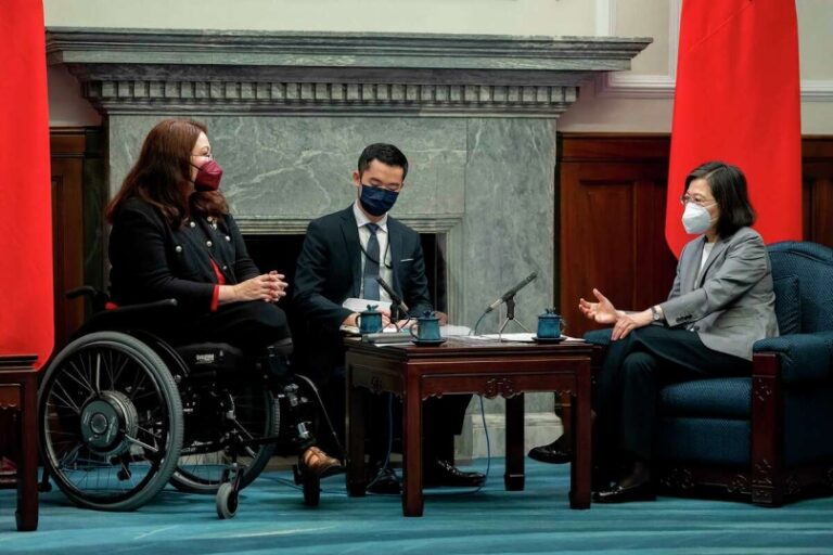 ABD’li senatör gerilimin yüksek olduğu bir dönemde Tayvan’ı ziyaret etti