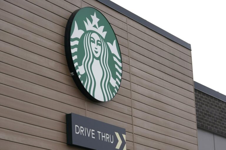 Starbucks, kürtaj ve cinsiyet uyum tedavisi için eyaletten çıkmak zorunda kalan çalışanlarının masraflarını ödeyecek￼
