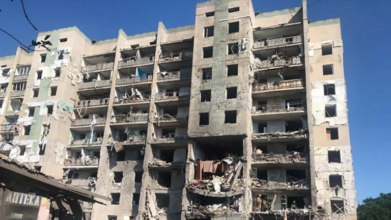 Rusya, Ukrayna’nın doğudaki son kalesi Luhansk’ı da ele geçirdi