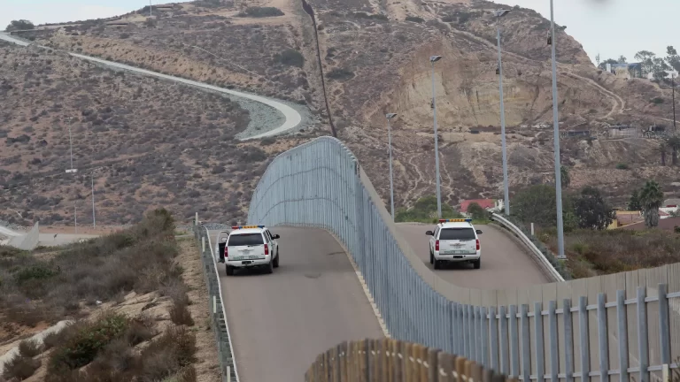 Meksika’dan ABD’ye kaçak olarak geçmeye çalışan göçmen, sınır duvarından düşerek öldü