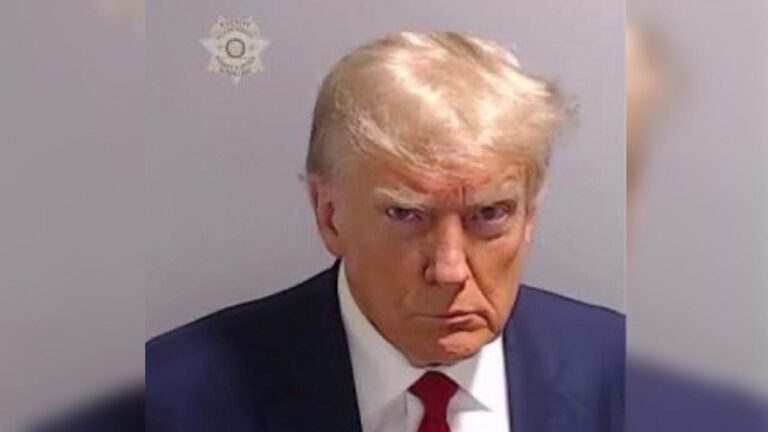 ABD’de bir ilk: Trump cezaevine teslim oldu, sanık fotoğrafı çekildi