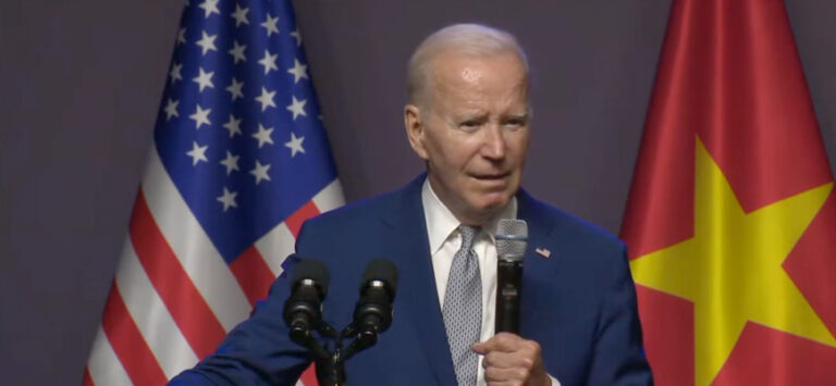 Soruları yanıtlarken anlamsızca konuşmaya başlayan Biden’ın basın toplantısı yarıda kesildi