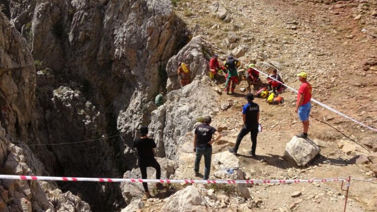 Mağarada rahatsızlanan ABD’li Dickey sedyeyle 700 metre çıkarıldı