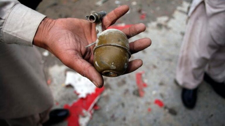 Ekvador’da silahlı kişilerin atmayı unuttuğu el bombası kaçtıkları araçta patladı