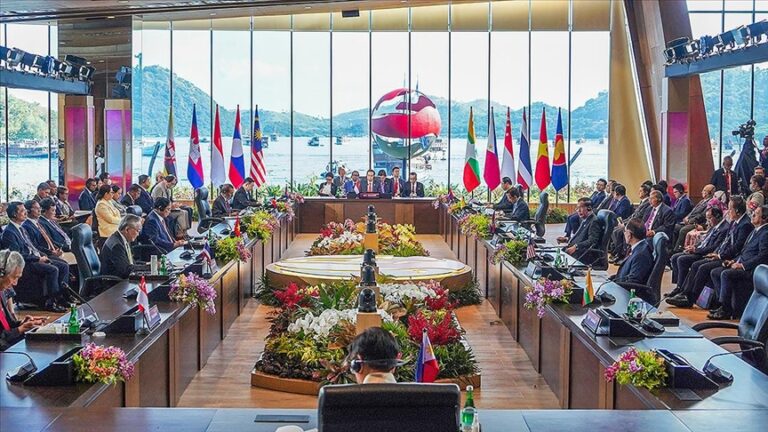 ASEAN, Myanmar’daki iç çatışma ve Çin-ABD rekabetinin gölgesinde toplanıyor