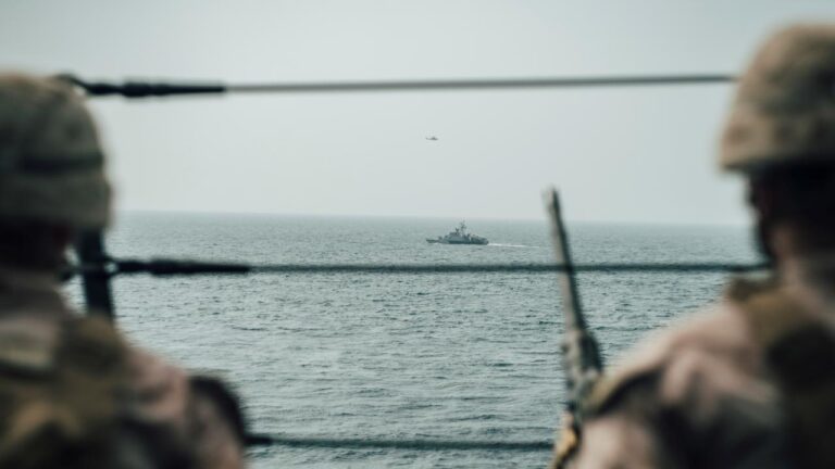 ABD ve Kanada savaş gemileri, Tayvan Boğazı’ndan geçti