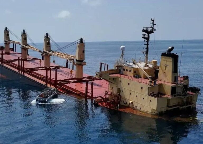 Yemen ABD gemilerini vurmaya devam ediyor