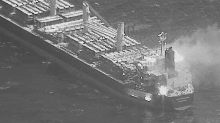 CENTCOM: Husilerin saldırdığı ticari gemide 3 kişi öldü, 4 kişi yaralandı