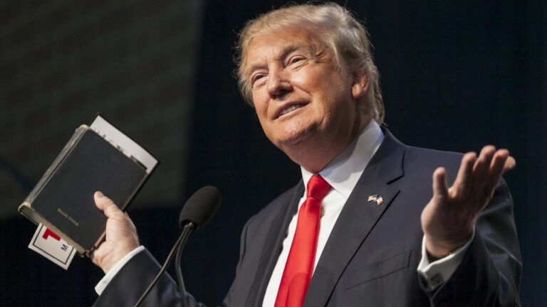 Dindar Amerikalılar, İncil satan Trump’ı topa tuttu