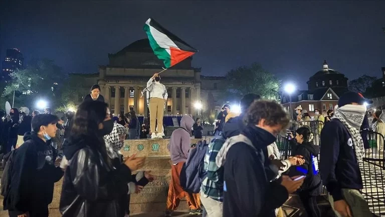 Columbia Üniversitesi’nde Filistin destekçisi bir grup öğrenci Hamilton Hall binasına girdi