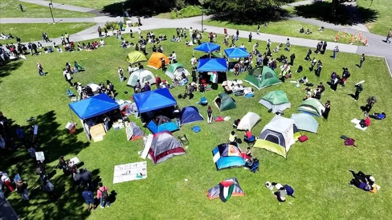 ABD’de, Filistin destekçisi protestolara San Francisco Üniversitesi öğrencileri de katıldı