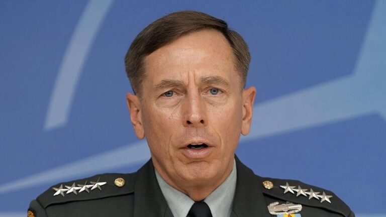 Eski CIA Direktörü Petraeus’a göre, İran ve İsrail, taraflara “çok çok önemli” zarar verecek savaştan kaçınır