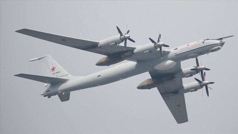 Rusya’nın 2 stratejik bombardıman uçağı ABD’nin batı kıyısı üzerinde uçtu
