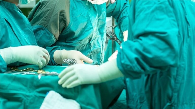 ABD’de böbrek veya karaciğer nakli bekleyen HIV’li kişiler, bu virüsü taşıyanlardan nakil alabilecek
