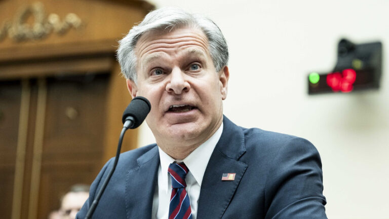 FBI Başkanı Wray, Trump’ın Göreve Başlamasına Kısa Bir Süre Kala İstifa Kararı Aldı