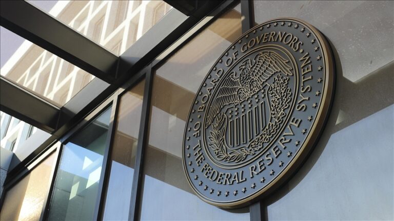 Fed Başkanı Powell, ekonominin gücünün faiz oranlarını düşürürken temkinli olmaya imkan verdiğini belirtti