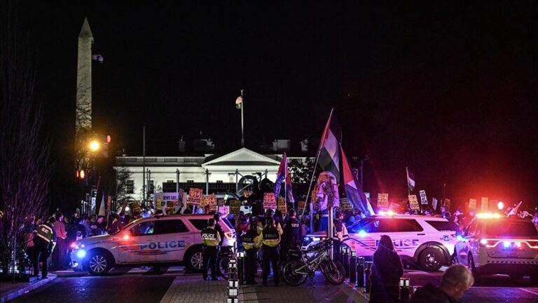 Filistin destekçileri, Beyaz Saray önünde Netanyahu ile Trump’ı protesto etti