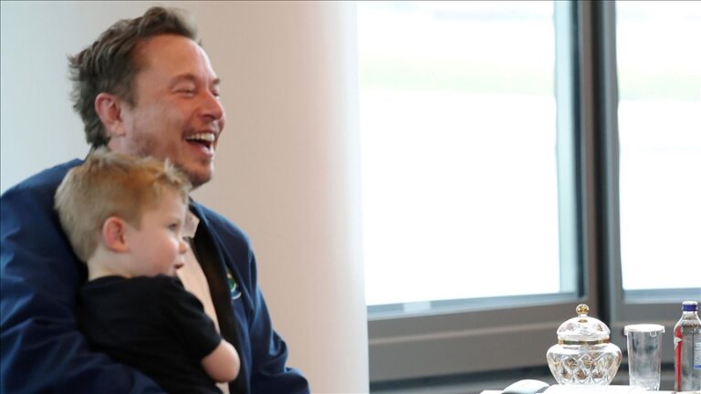 ABD’de DOGE’nin başındaki milyarder Musk’ın Oval Ofis toplantısına oğluyla katılması gündeme oturdu
