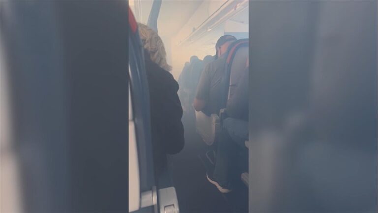 ABD’de içi dumanla kaplanan Delta Hava Yollarına ait uçaktaki yolcular tahliye edildi