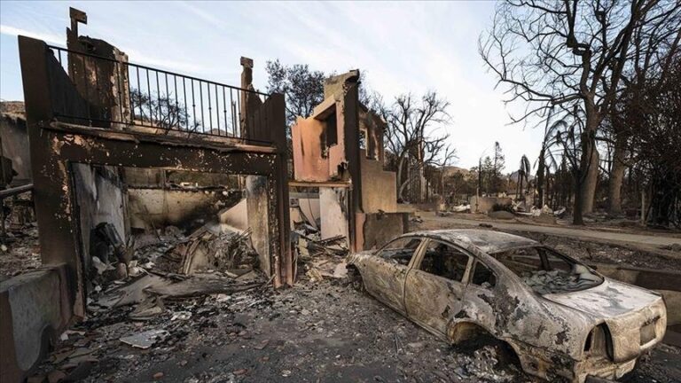 Los Angeles Belediye Başkanı, yangınlara müdahalede ihmali olduğu gerekçesiyle itfaiye şefini görevden aldı